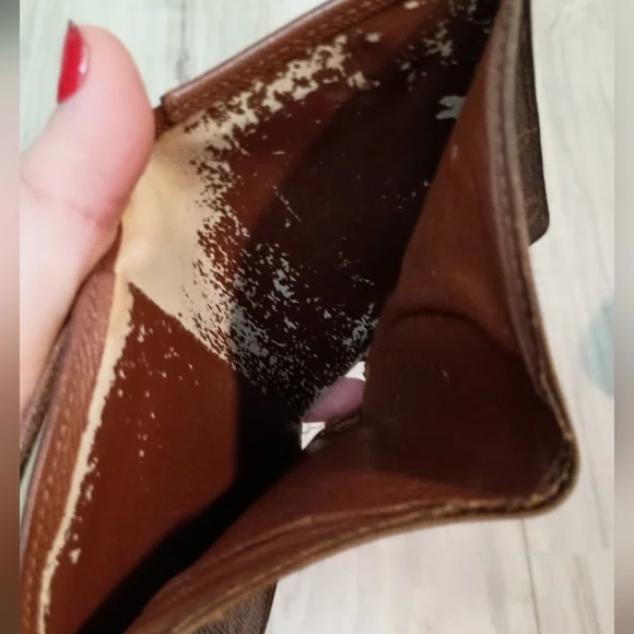 LOUIS VUITTON French Kisslock Wallet | Monogram - Picture 9 of 14